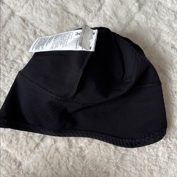 On Running Lumos Beanie | Black - Picture 6 of 10